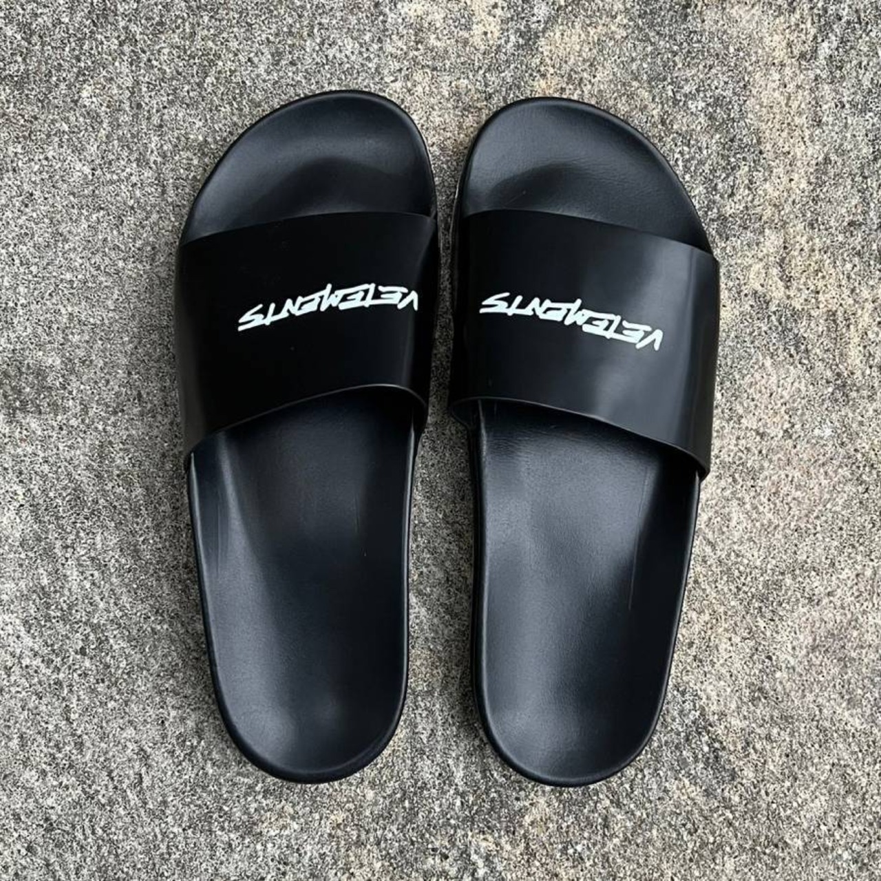 VETEMENTS  LOGOLEATHERSLIDES  BLACKWHITE - 3