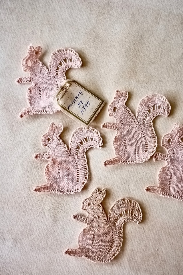 30s フランス リネン 古薔薇色のリスとボビンレースアップリケ 1p アンティーク