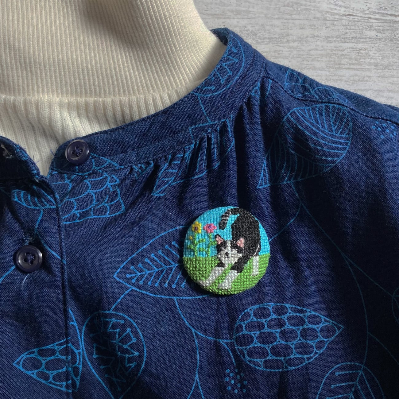 のびネコシリーズ2ハチワレの手刺繍(クロスステッチ）ブローチ