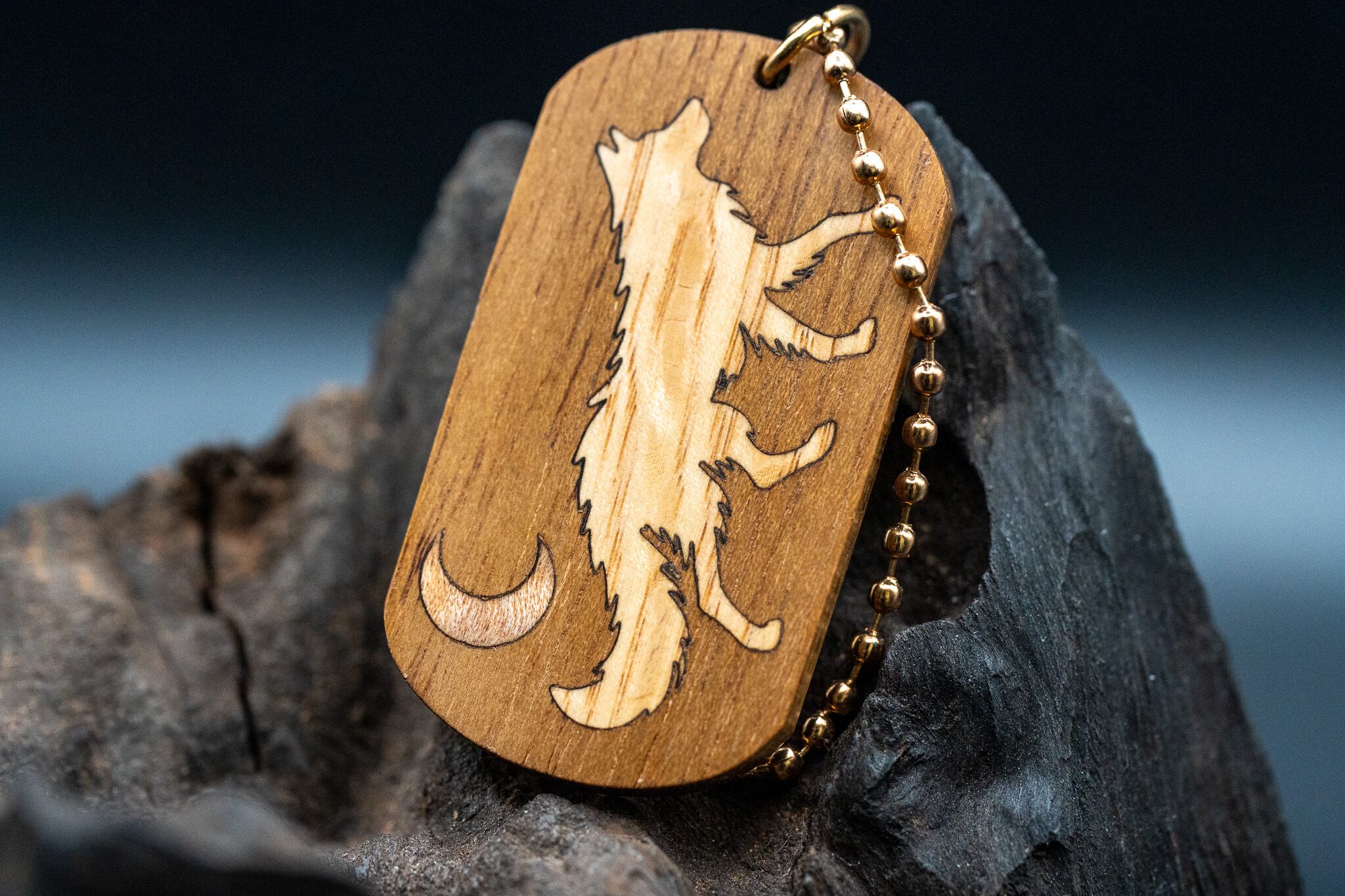 【時代を跨ぐ銘木】チーク ドッグタグ 象嵌 闊歩