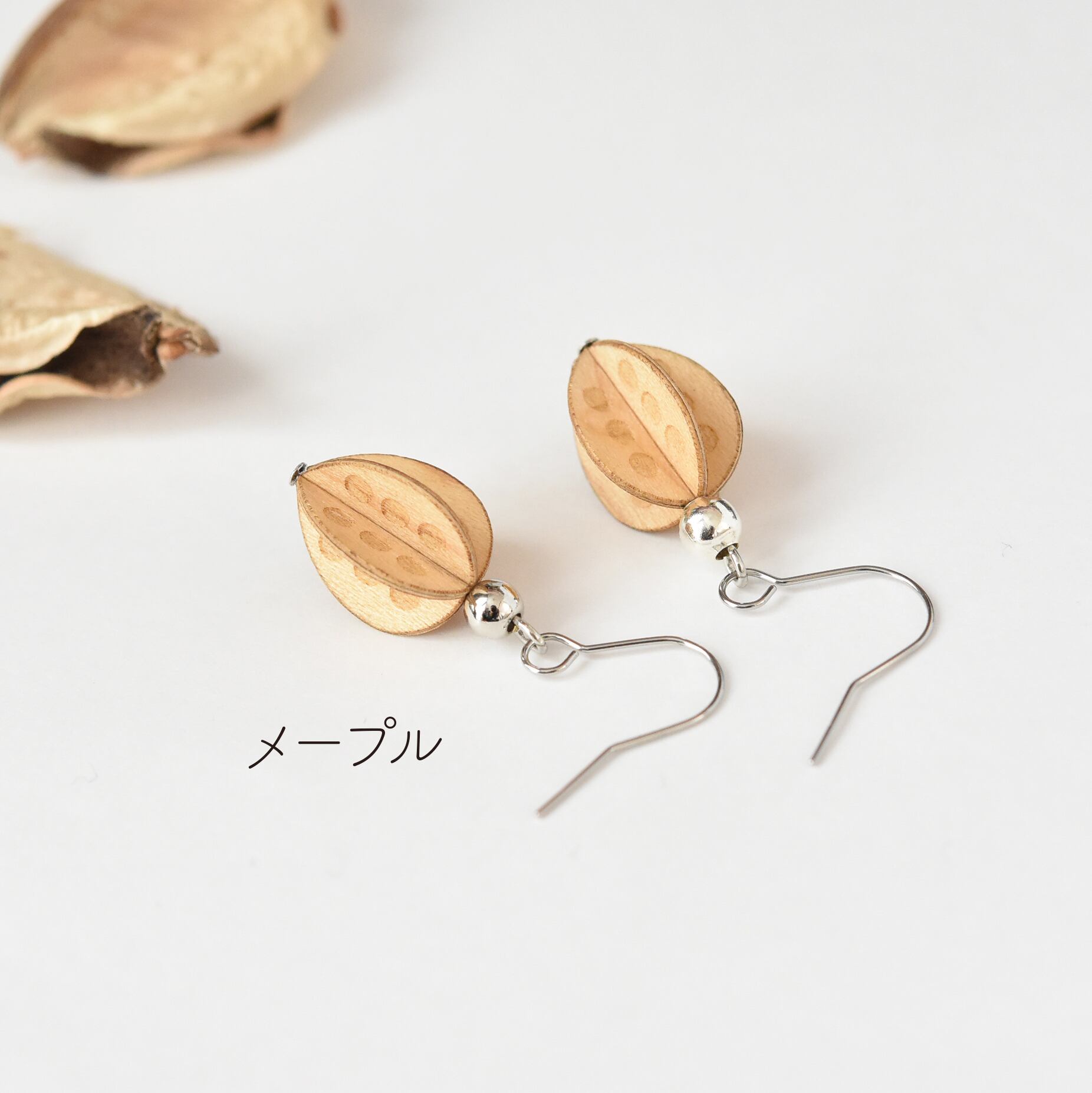 テントウムシ ウッドピアス/イヤリング | コトエリ