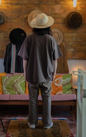 SOURCE:DARU HENRY NECK S/S T - BROWN