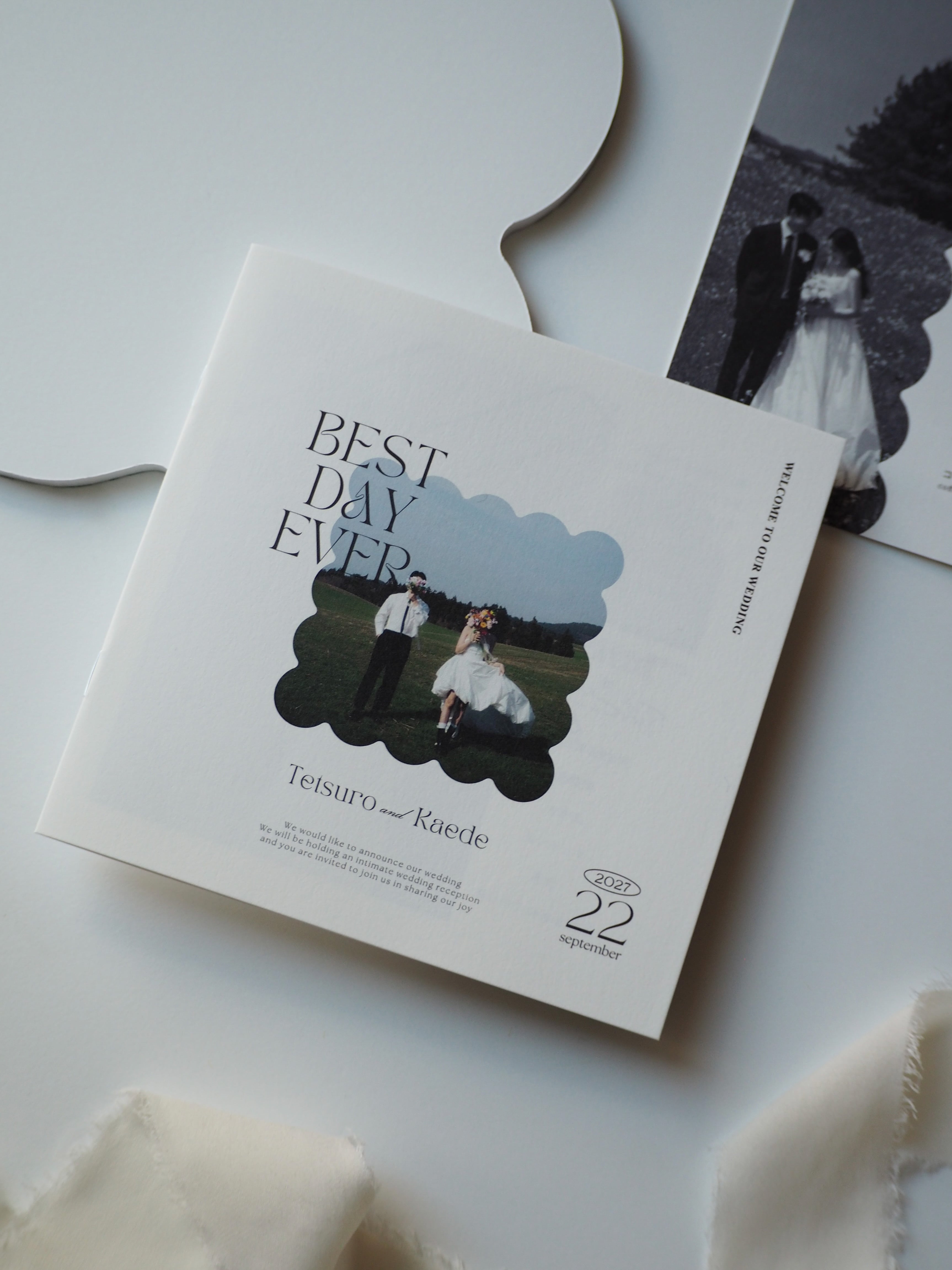 トレンドのウェーブデザイン プロフィールブック｜正方形・8P | HAPILY