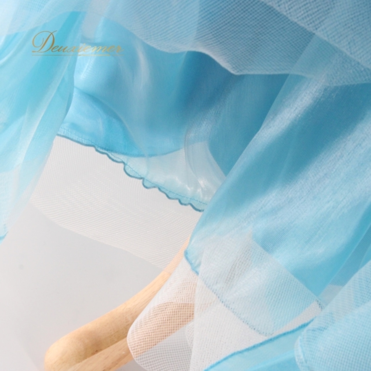 社交ダンス 衣装 スタンダード ドレス ワンピース パーティドレス 水色 prima boutique プリマブティック フロート ブルー系 長袖 ライトブルー シルエット 二重スカート ボリューム 動き 見せる ホースヘア ラインストーン 揺れる フロート ふんわり