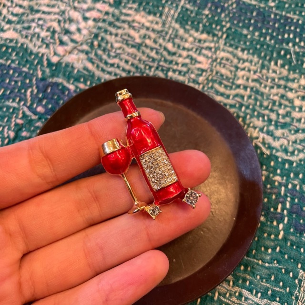 TOPANGA Jewelry Bijou art brooch Red wine and a glass / ビジューアートブローチ 赤ワインとグラス プレゼント プチギフト ジャケット 帽子 バッグ ニット キラキラ アクセサリー かわいい ファッション小物