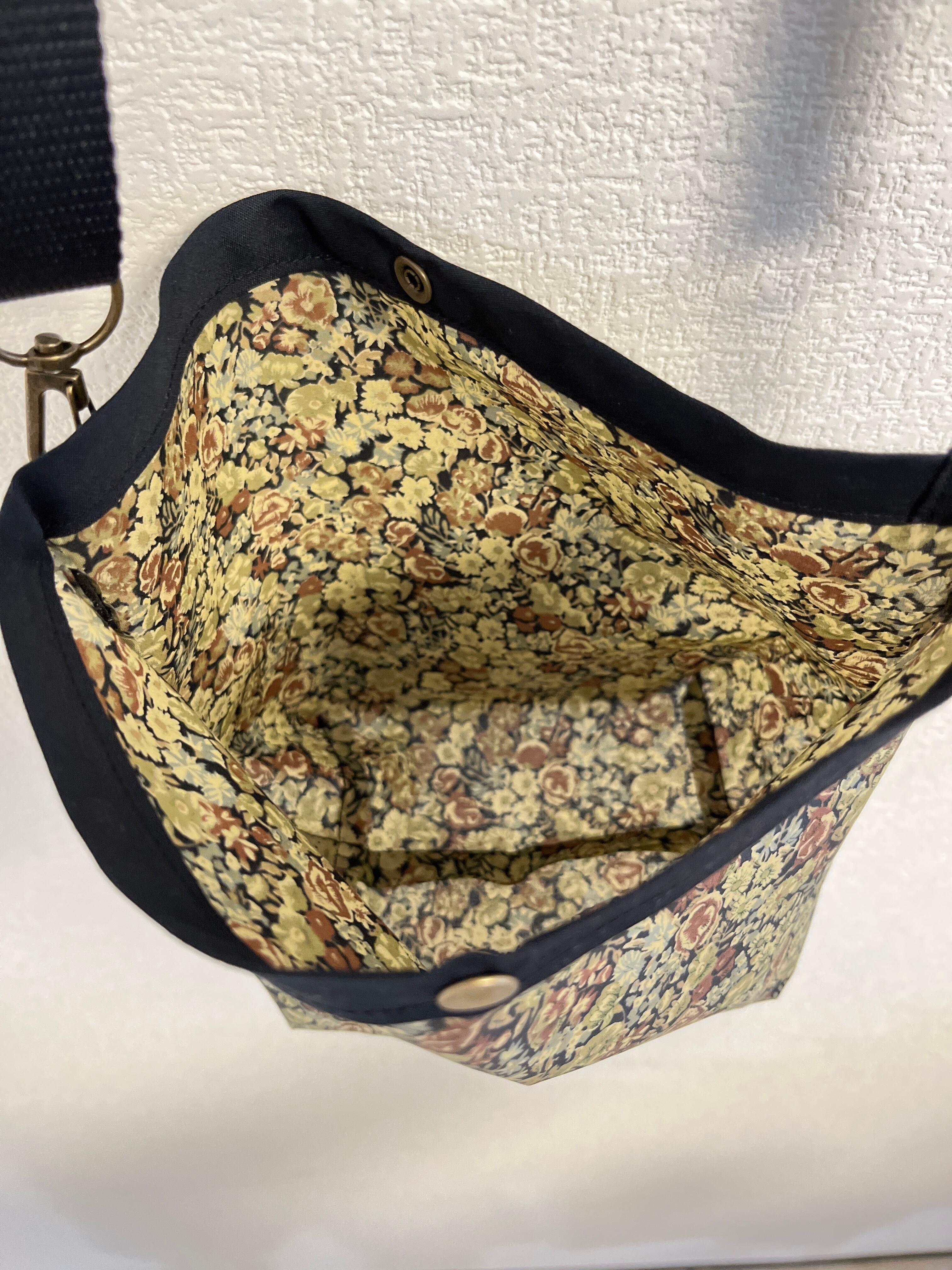 リバティ ショルダーバック 肩掛け斜めがけ紐調節可能