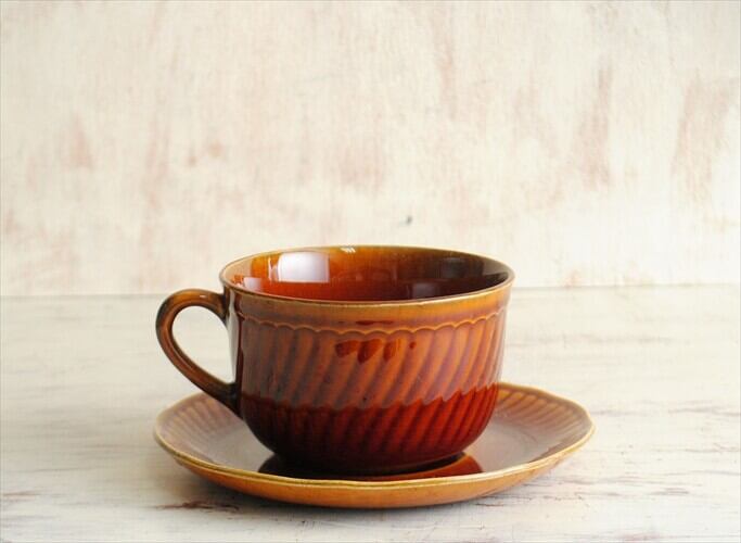 ベルギー製 BOCH ボッホ きれいな飴色のマグカップ＆ソーサー 磁器