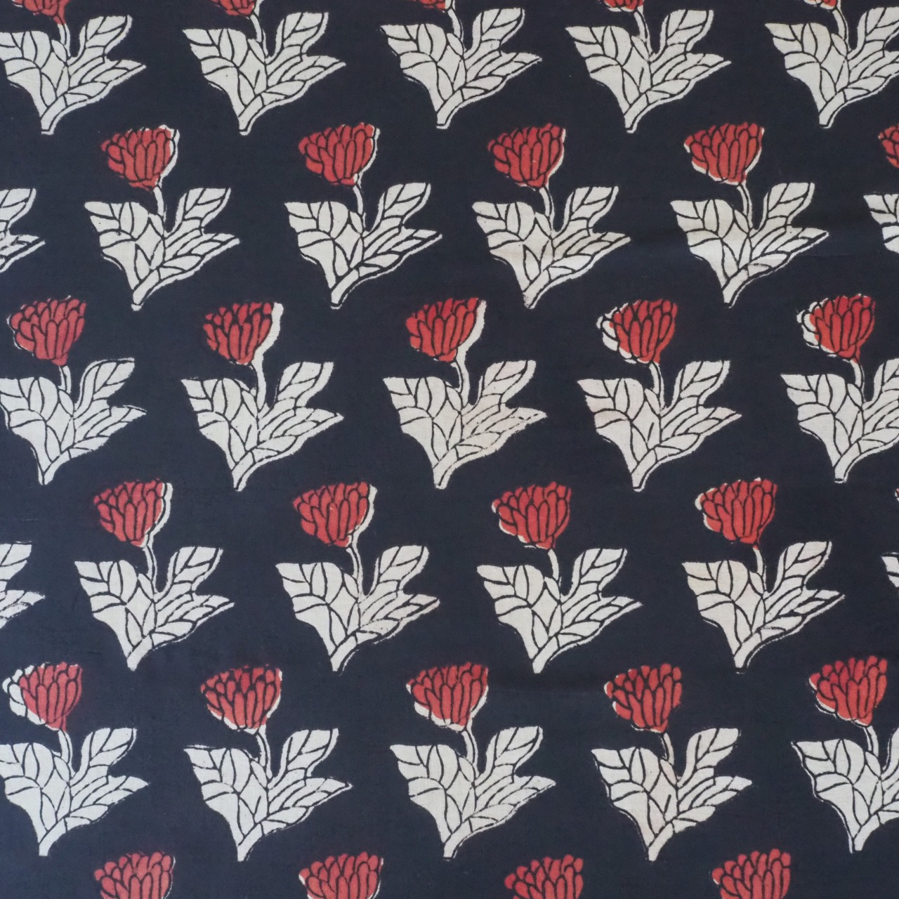 ブロックプリント生地【50cm単位】インド綿  花柄(大) 黒×赤×生成り #50710-BK1【再入荷】