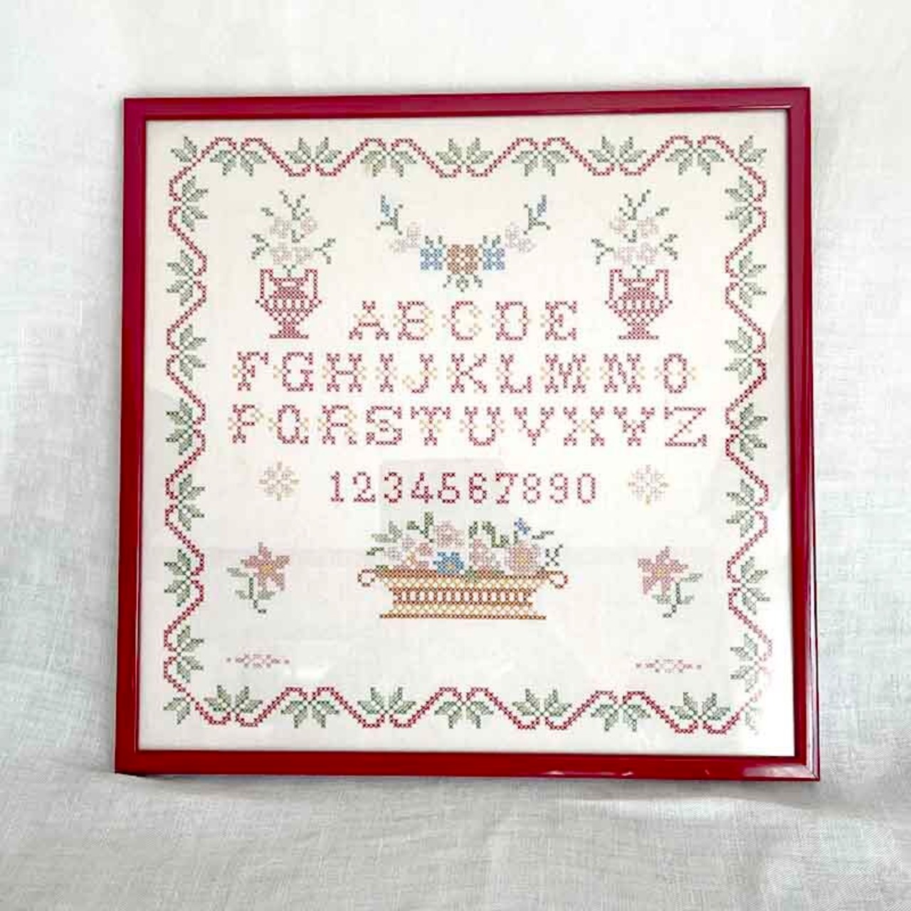 額もの　クロスステッチ刺繍　ABCサンプラー　花とABC刺繍　赤いフレーム大型 12cldd24
