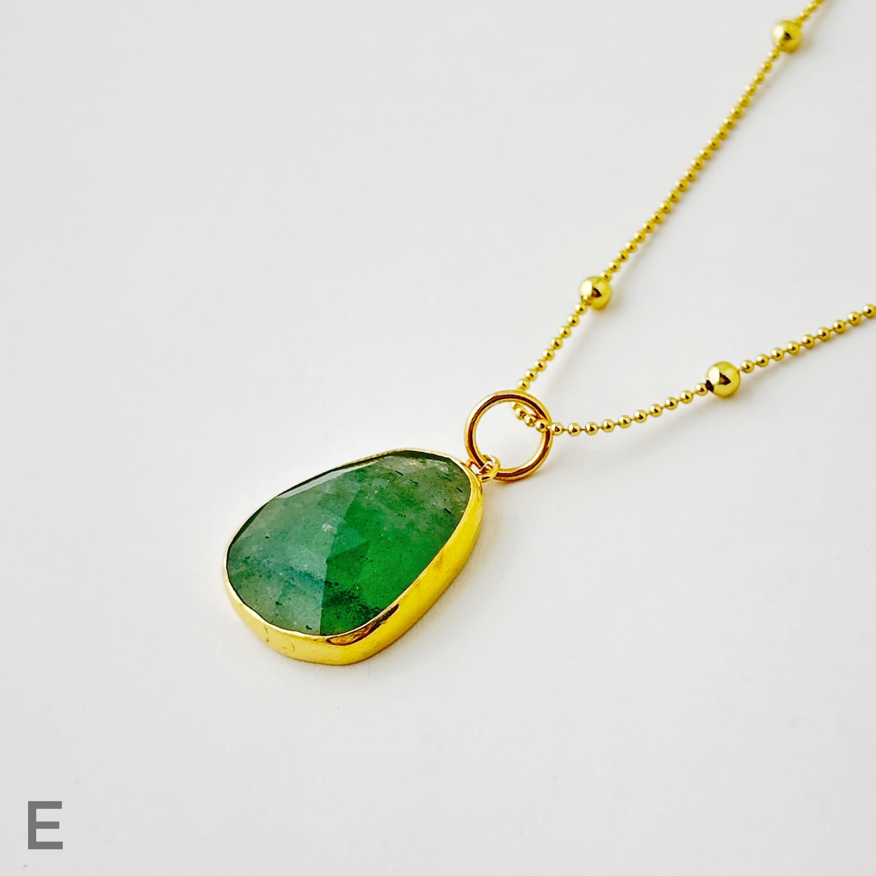 e グリーンアゲートペンダント.ネックレス ハンドメイド グリーンアゲートのネックレス【チェコビーズ2】 - メルカリ