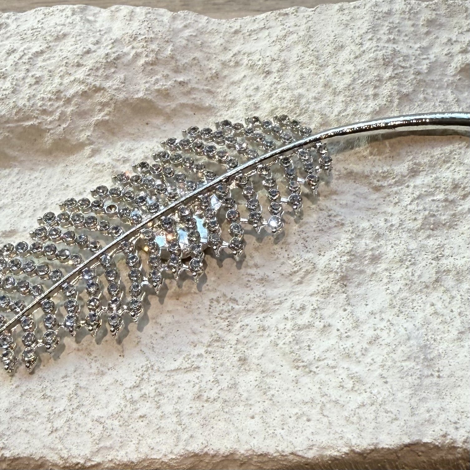 【数量限定訳あり品】リーフモチーフビジューブローチ80250920