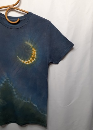 静かな月と山の手染めTシャツ（藍染＆ベンガラ染）