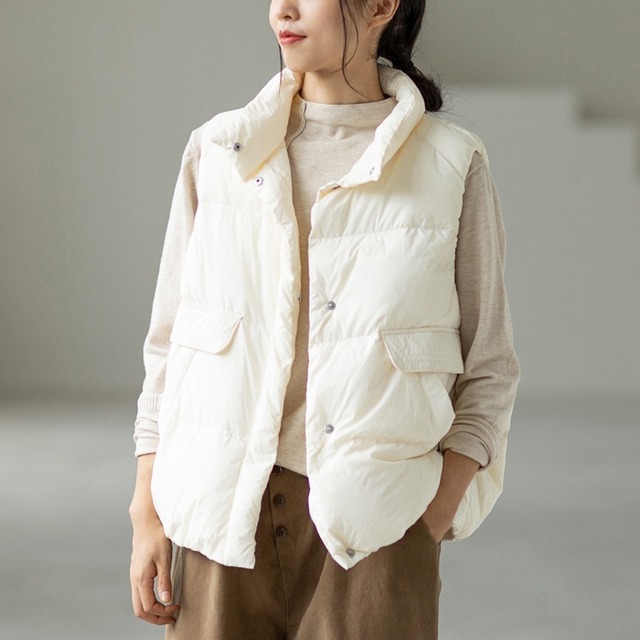 レディース ジャケット ベスト ダウン アウター 上着 羽織 前開き 普通丈 袖なし ノースリーブ ハイネック ストレート ポケット ボタン 厚手 かわいい 大人可愛い きれいめ シンプル カジュアル 上品 おしゃれ こなれ感 無地 秋 冬 ママ マタニティ 10代 20代 30代 40代 通勤 学生 学校 通学 お出かけ アウトドア キャンプ 休日 ショッピング 暖かい 防寒 体型カバー 普段使い トレンド 定番 S M 大きいサイズ ゆったり ゆる ブラック グレー オフホワイト レッド キャメル