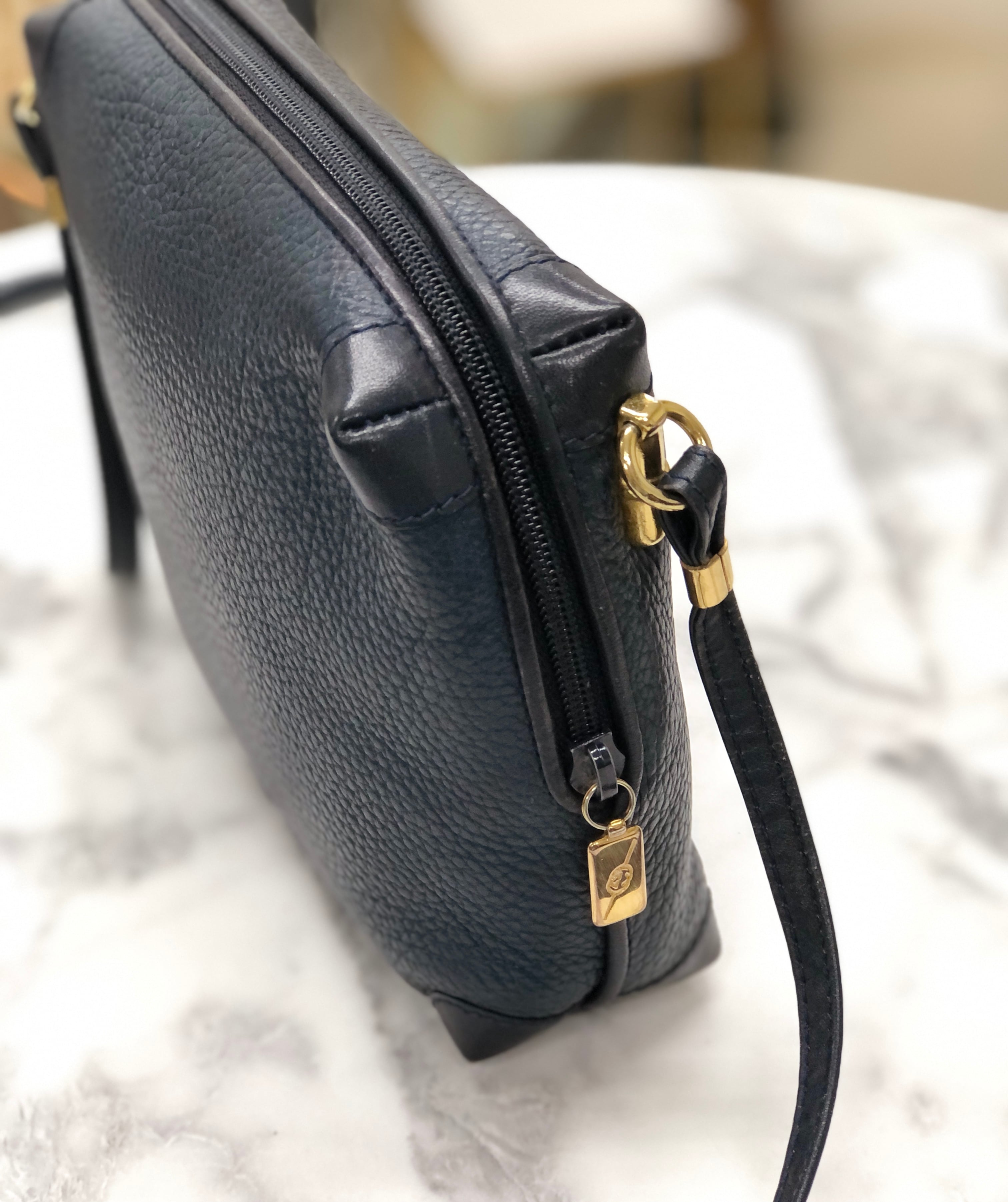 GUCCI グッチ フロントロゴ レザー クロスボディ ショルダーバッグ