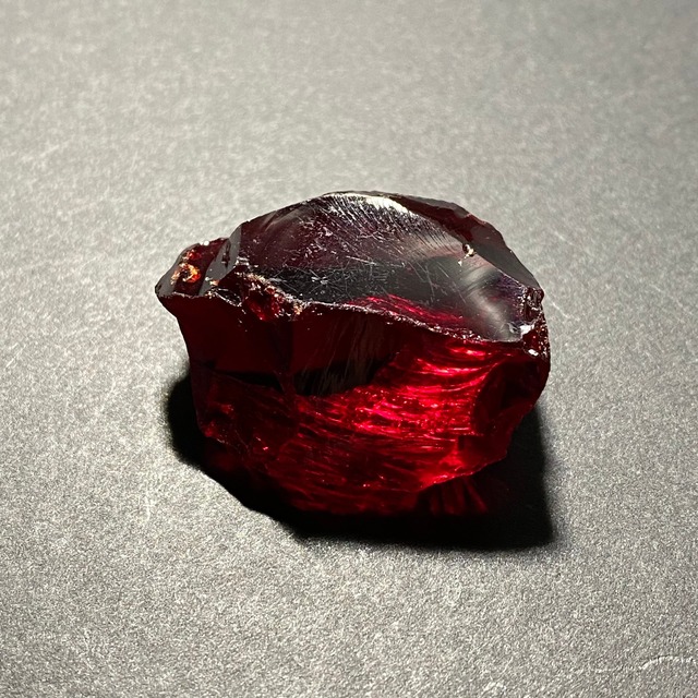 インドネシア産アンダラクリスタル原石 ダークレッド E