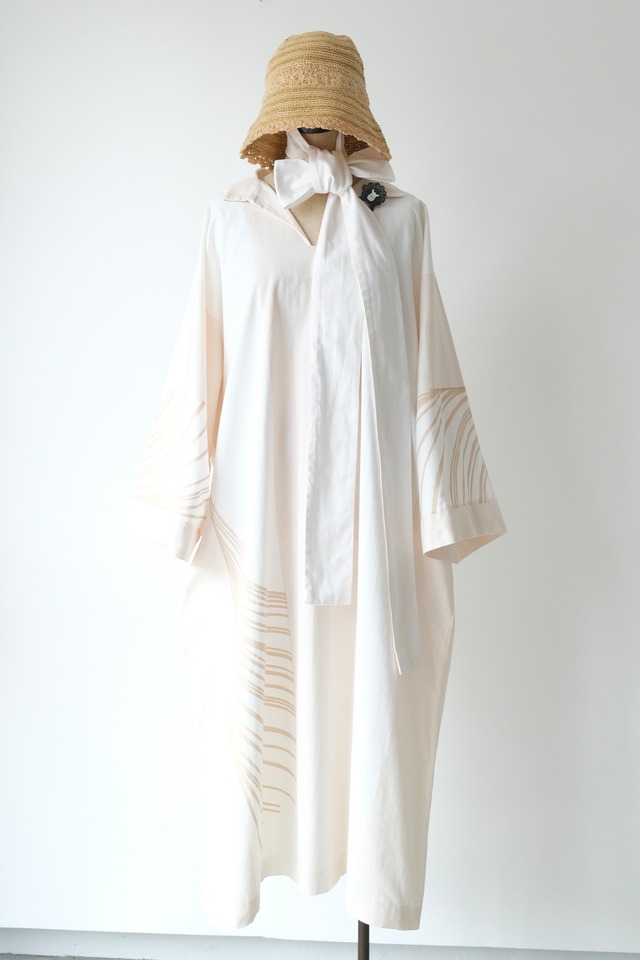 Curved lines kaftan dress