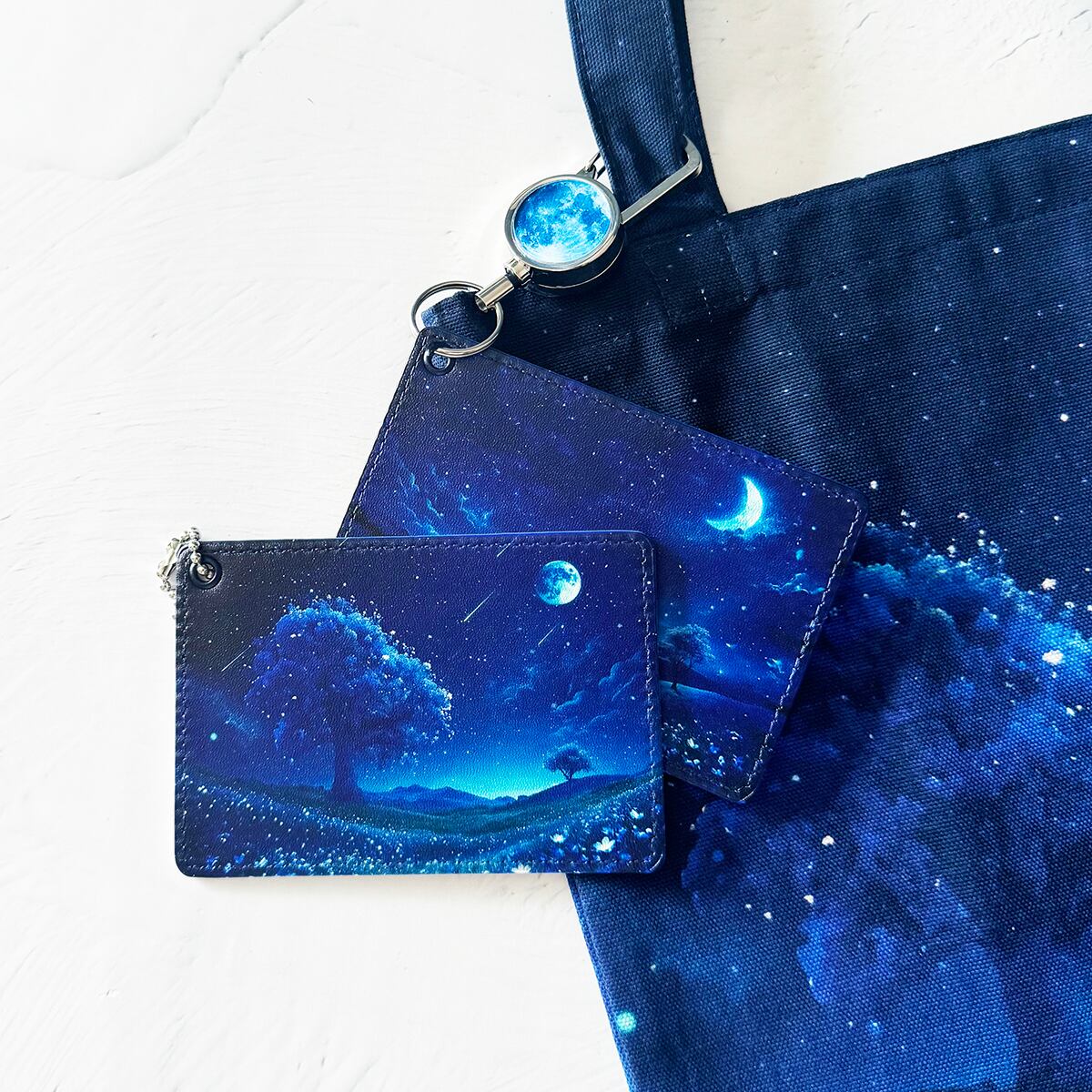 パスケース|月が輝くネモフィラ畑の幻想世界(三日月と満月)|リールストラップ付き|定期入れ・IDカードケース