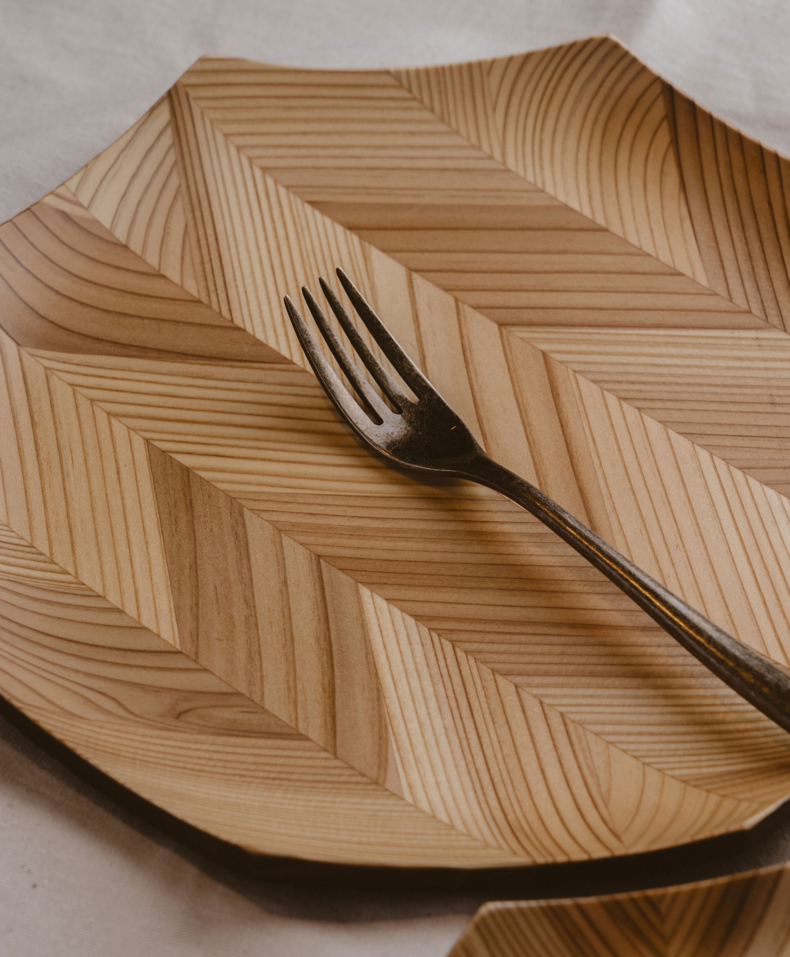 杉・矢羽材八角皿 小 | 青山食演生活 PREMIUM SELECT