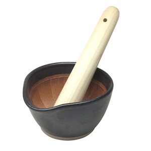 【新着特価】元重製陶所 石見焼 もとしげ すり鉢 すりこ木 すりばちセット テーブルを傷つけない シリコン 底 (小) 黒マット 直径約11cm すべり止め付 国産 元重製陶所 石見焼 もとしげ (すりこぎ付) 日本製