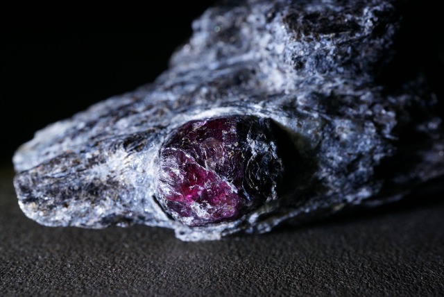 ロシア産アルマンディンガーネット/バイオタイト Almandine Garnet / Biotite 1830