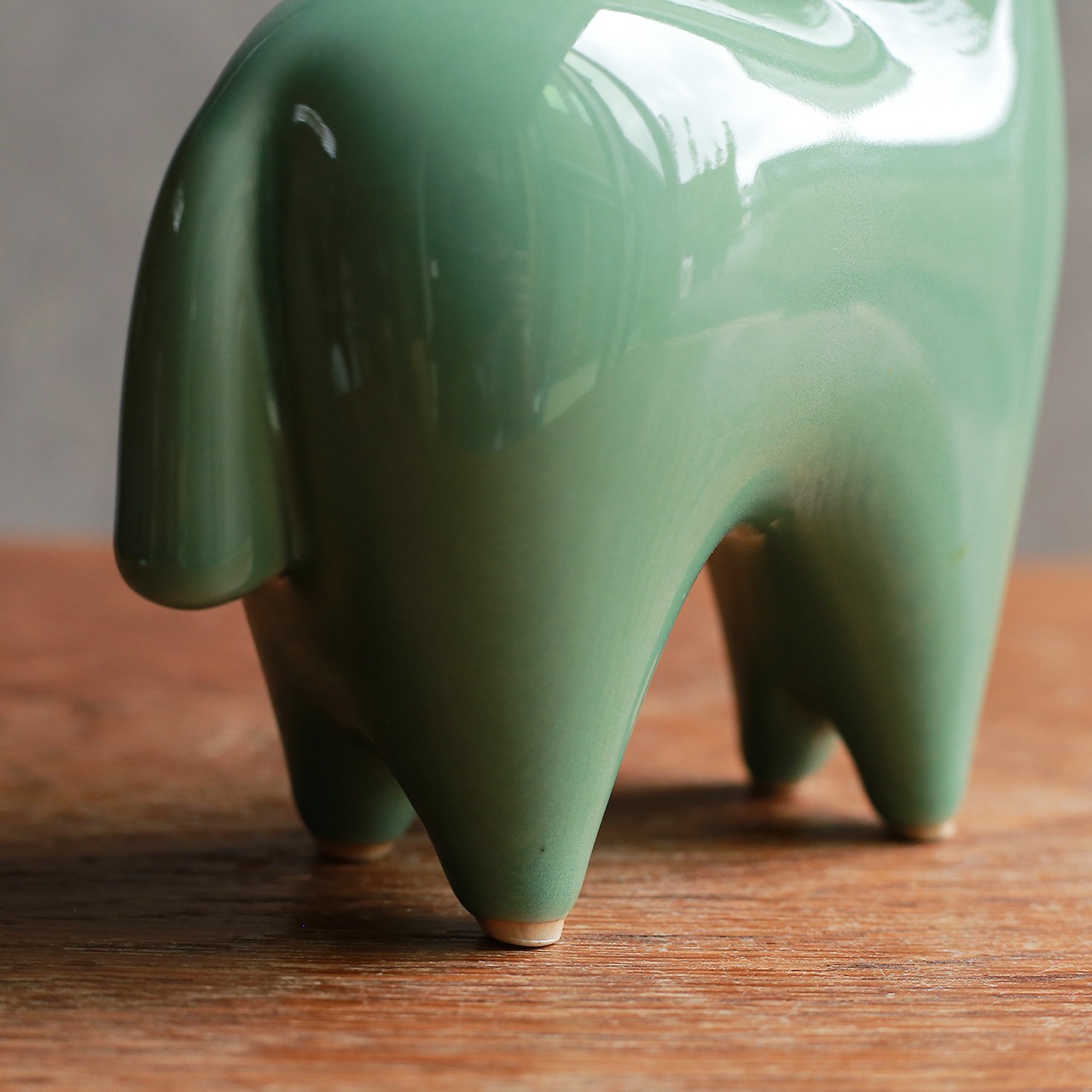 グリーンが美しい、磁器の馬 2