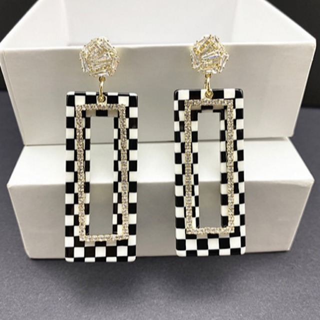 Monotone square earrings