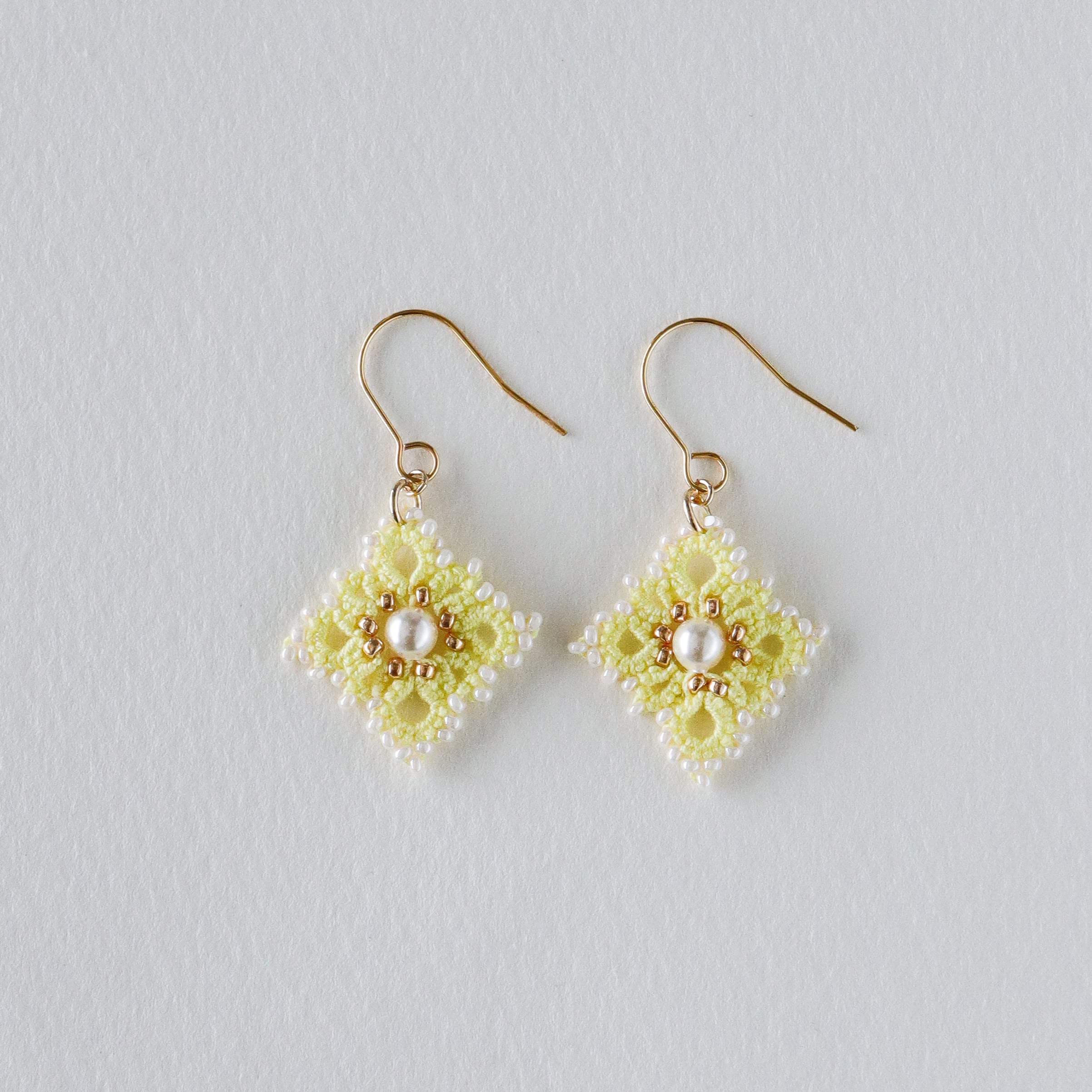 タティングレースとビーズのピアス Breeze＜ブリーズ＞ Pale Yellow ※イヤリングに変更可