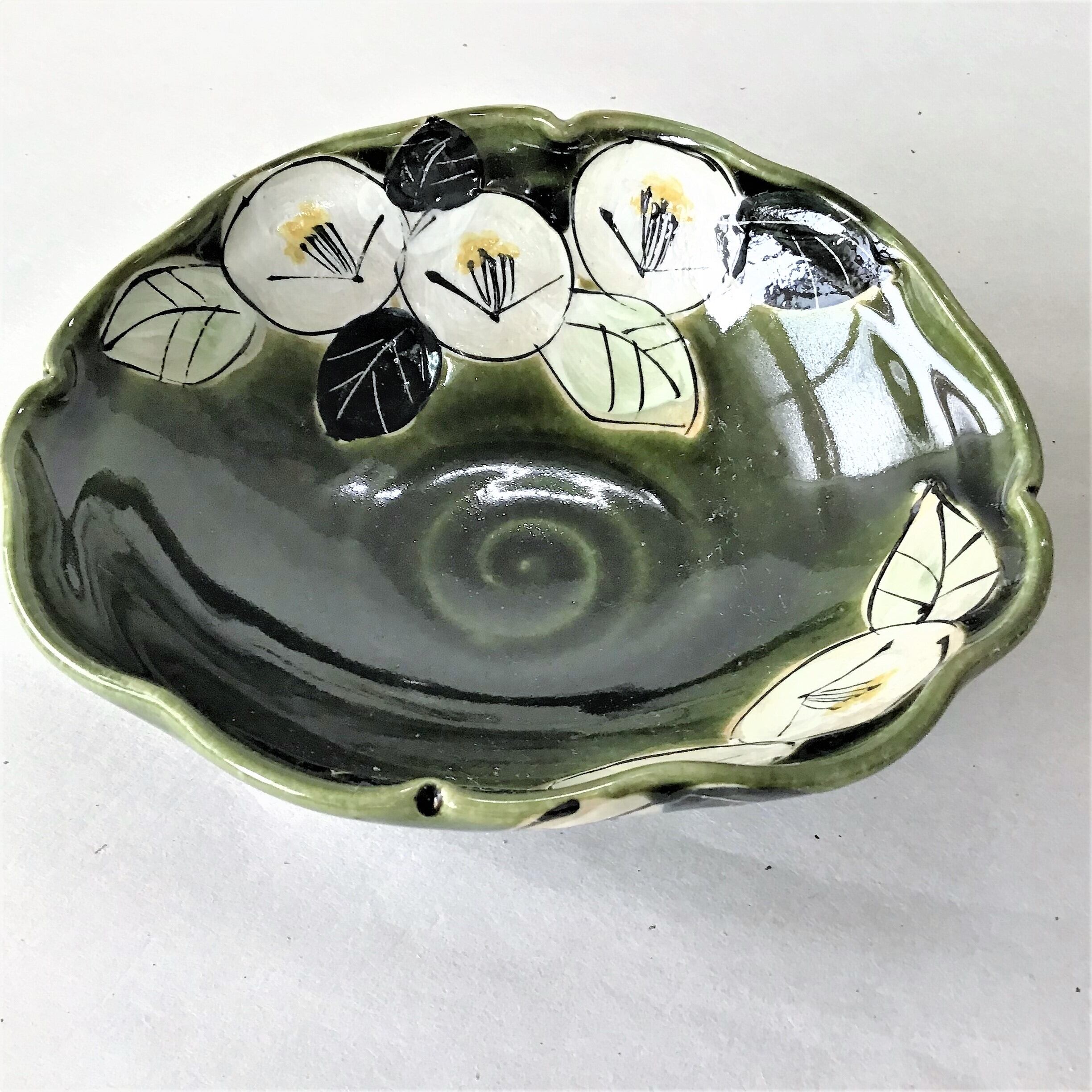 たわみ鉢 織部黒椿 L