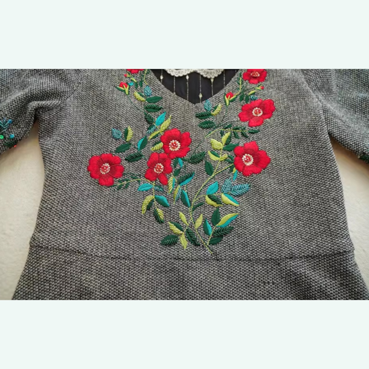 夢を彩るレトロエレガンス:レースのドールカラーとチュールスリーブのロココ調ワンピース Y0187