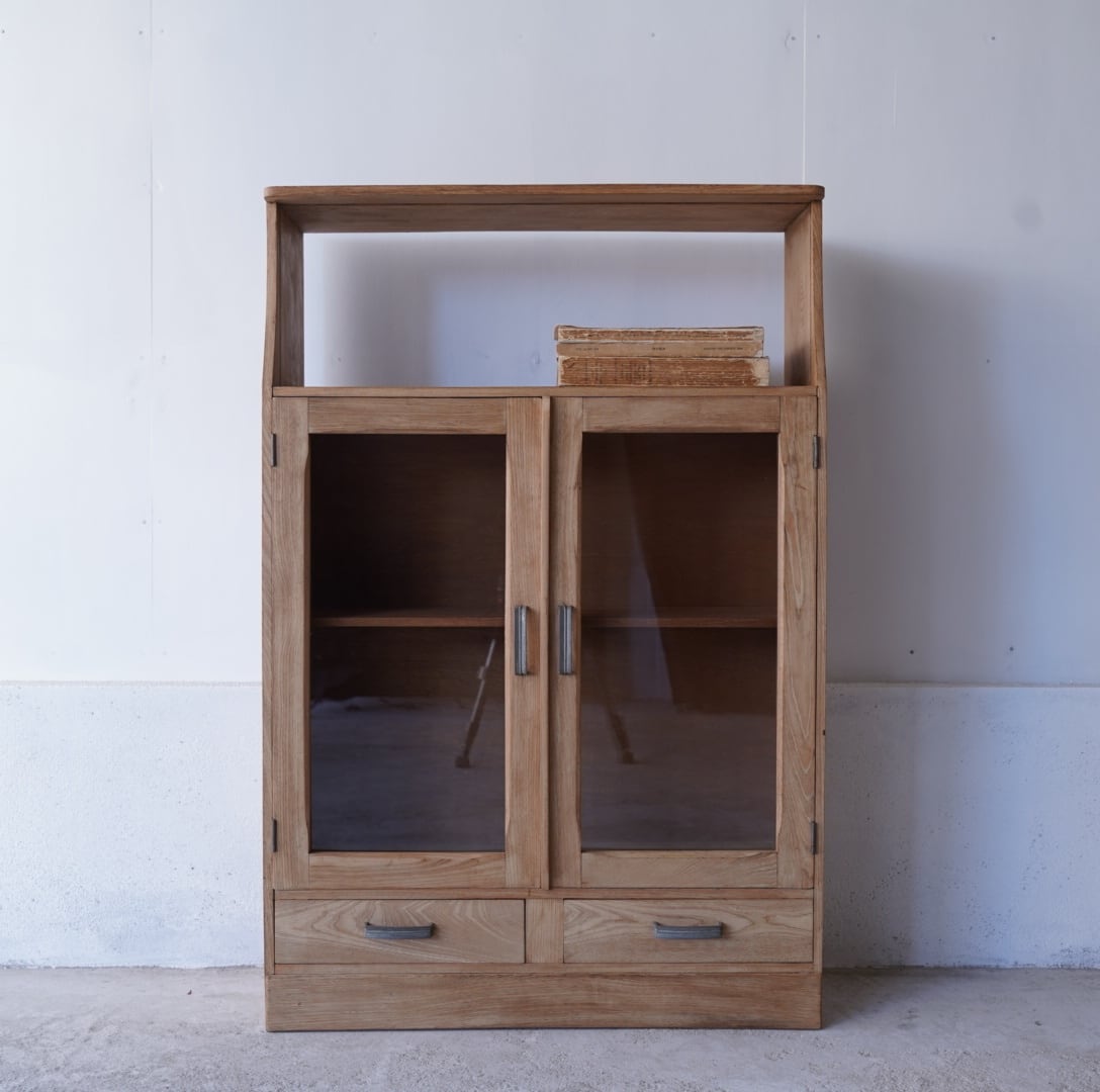 開き戸のキャビネット