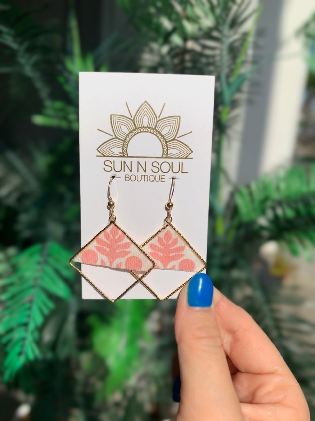 ハワイ限定商品を安心の国内配送で！【Sun N Soul -Boutique- / サン・エン・ソウル -ブティック- 】ハワイアンハンドメイド　ファブリックピアス　ハワイアンキルト