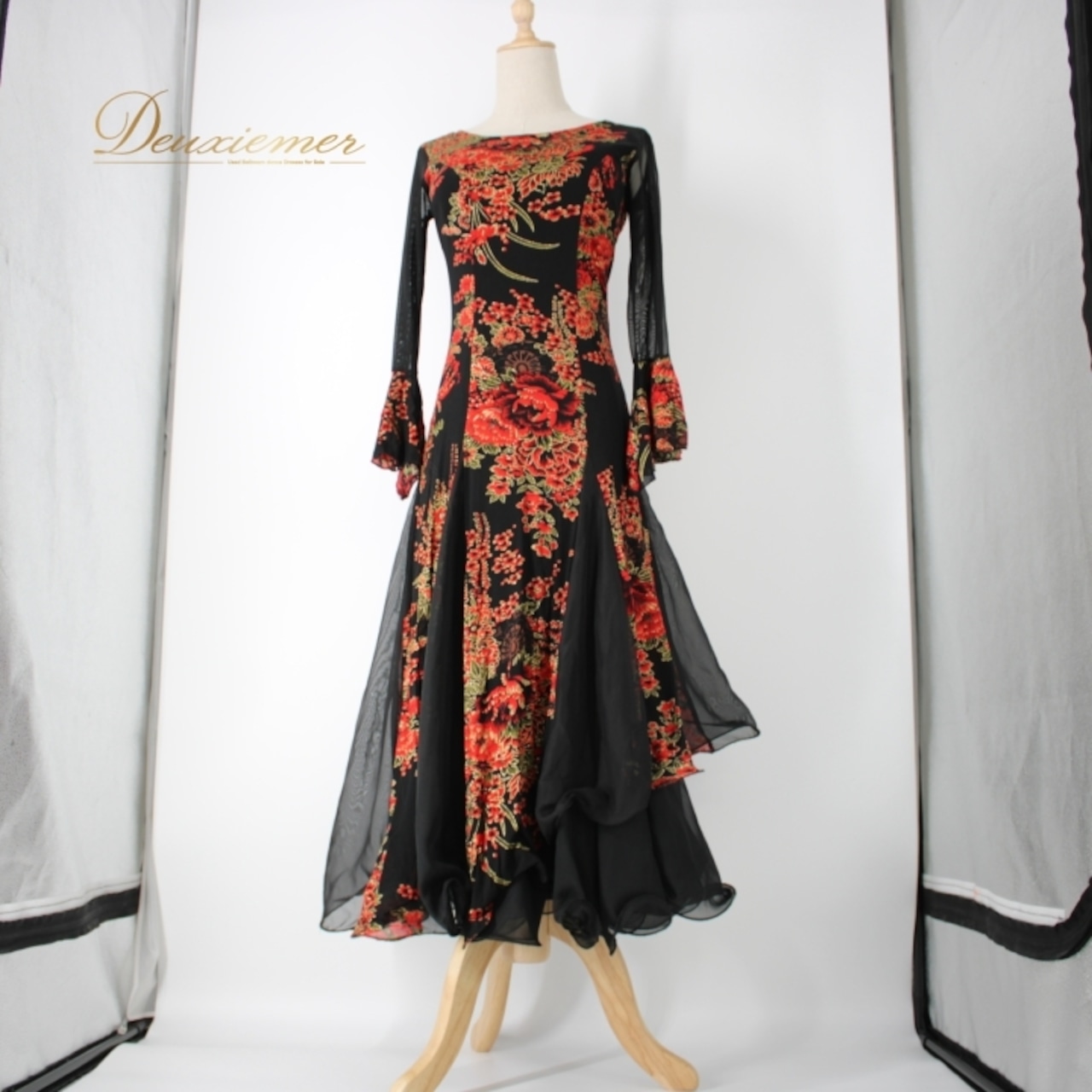 社交ダンス 衣装 スタンダード ドレス ワンピース パーティドレス ブラック系 レッド系 prima boutique プリマブティック 黒 赤 花柄 大人向け おしゃれ デザイン 花柄ドレス フレアスカート フラワープリント 可愛い 謝恩会 結婚式 交流会 ダンスパーティー おすすめ 上品 体型カバー 楽ちん 厚手素材 柔らかい 肌触り 艶感 プロ用 競技会 用途広い ブラックドレス レッドドレス シンプル 着心地良い