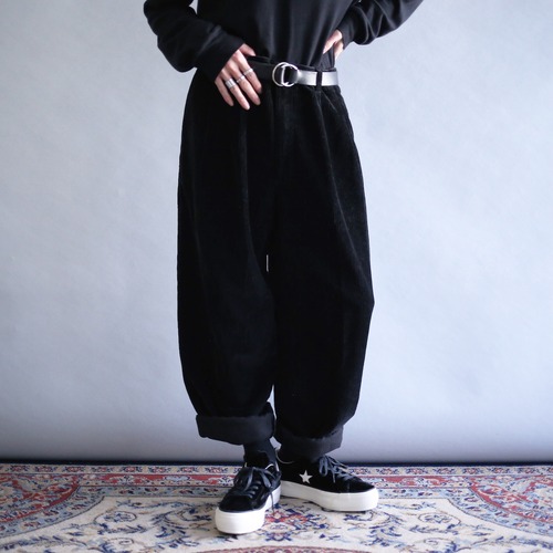 2-tuck tapered silhouette black corduroy super wide pants