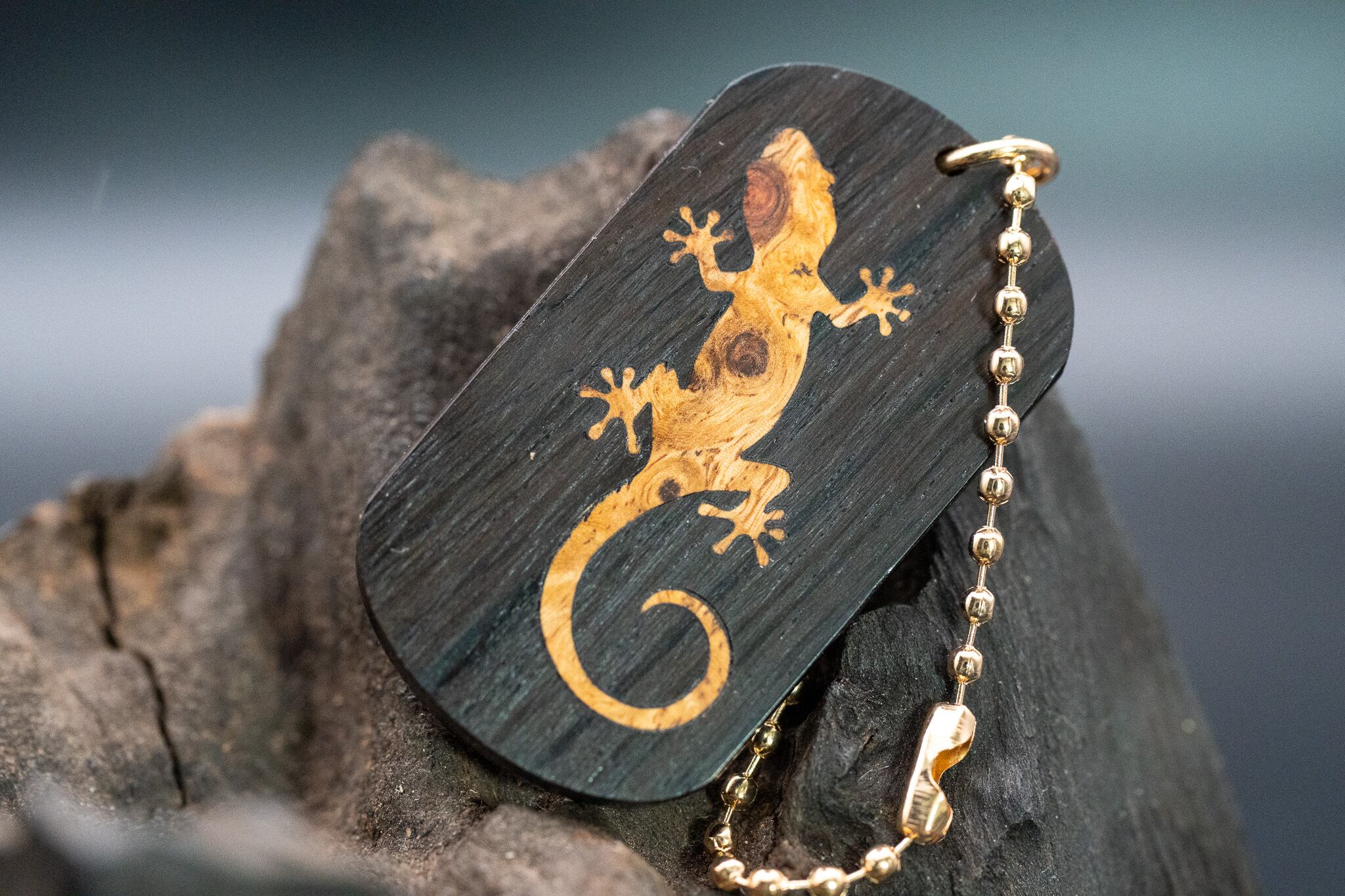 【音楽業界屈指の銘木】 ハカランダ ドッグタグ 象嵌 木登りトカゲ