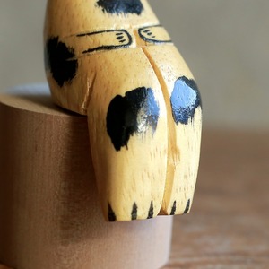 ちょこんと切り株に座る、休憩中のネコ 1