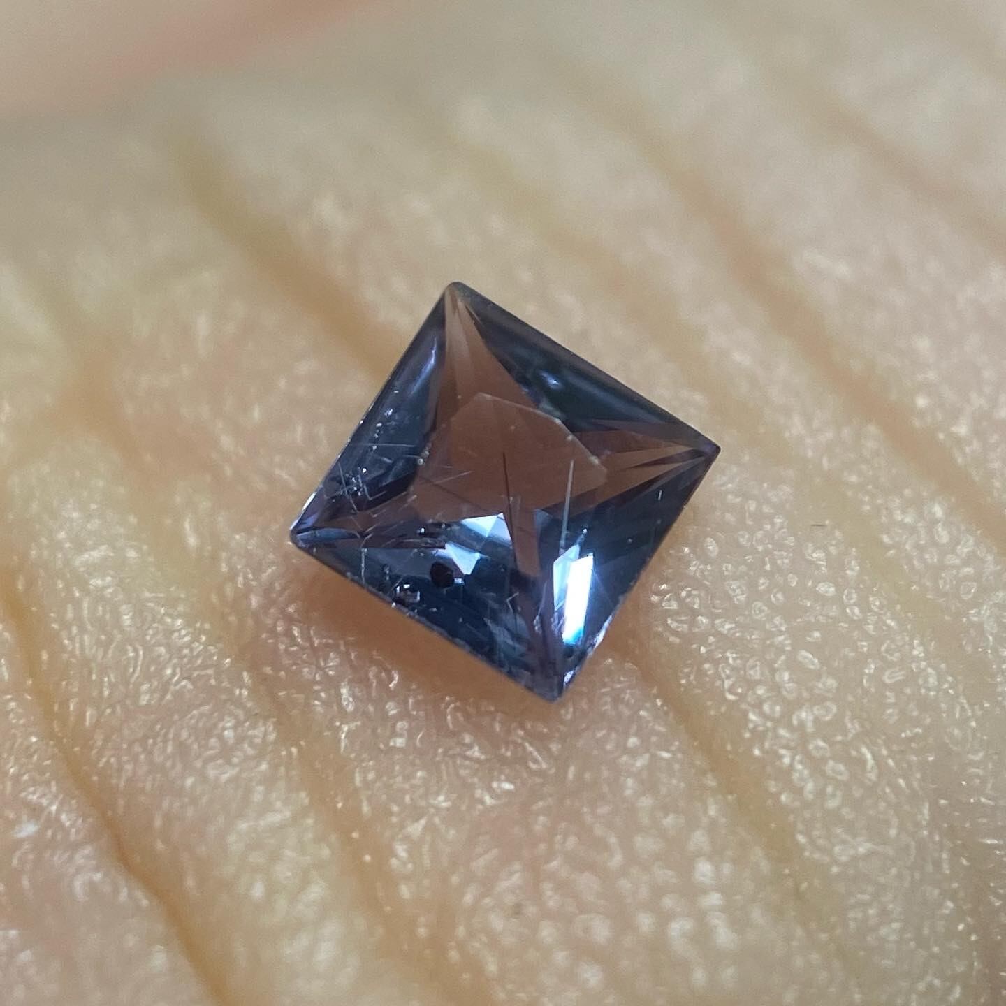 変身する石 ベキリーブルーガーネット2