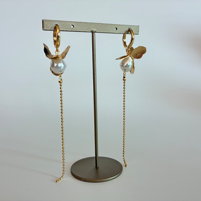 052 pure harmony｜フラワー×樹脂パール×チェーン フープイヤリング