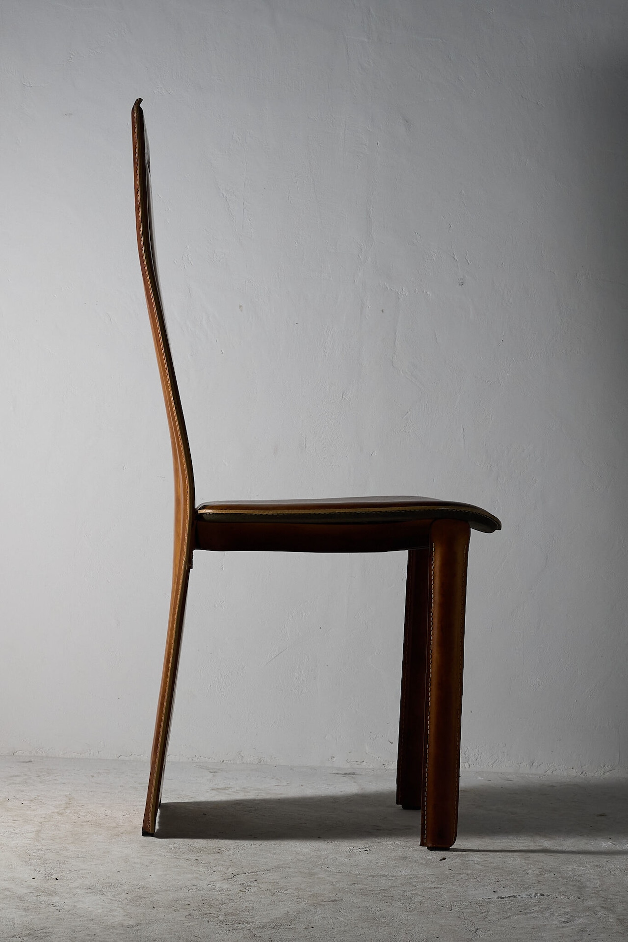 キャメルブラウンのレザーハイバックチェア