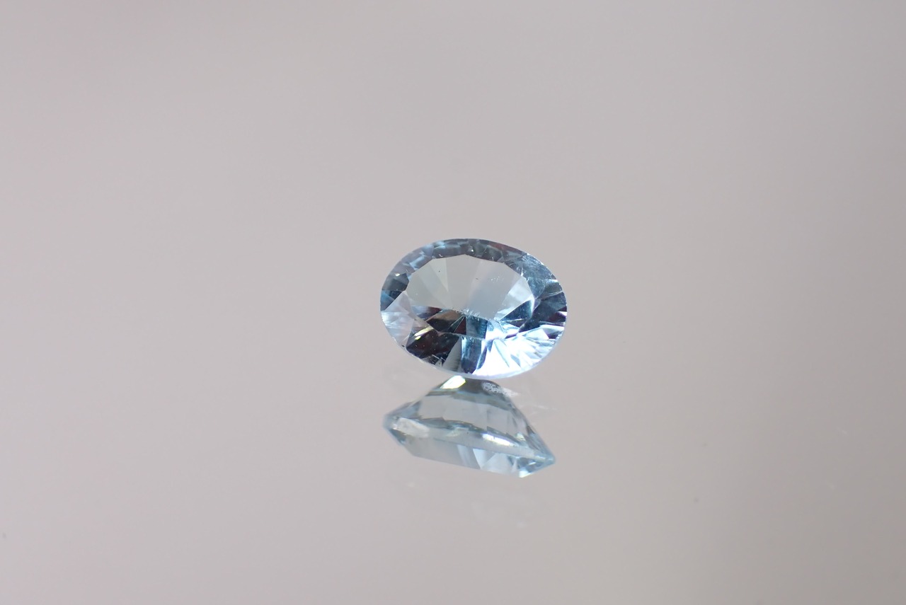 ブルートパーズ(コンケーブカット)　1.36ct　[C8‐66]