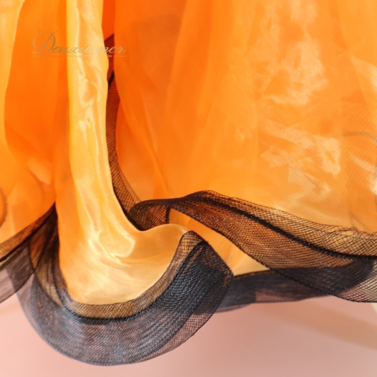 社交ダンス 衣装 スタンダード ドレス ワンピース デモ 競技 ダンス パーティ 発表会 黒 フロート フリル レース オレンジ系 ブラック系 フリル付きオレンジドレス デモ用コスチューム 競技用ドレス 華やか おしゃれ スカートボリューム ダンスパフォーマンス