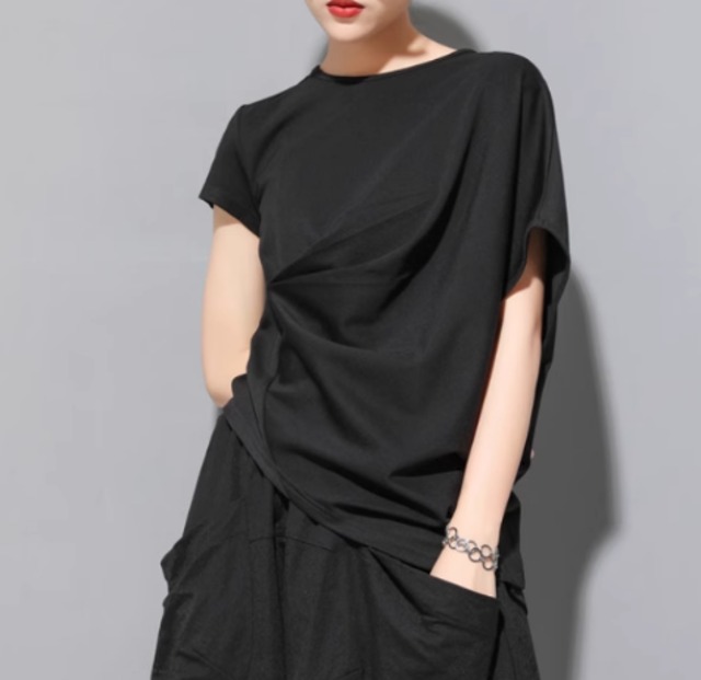 レディース トップス Tシャツ 半袖 クルーネック 襟なし アシンメトリー ストリート かわいい シンプル カジュアル おしゃれ かっこいい ラフ メンズライク マニッシュ ボーイッシュ ルーズ 個性的 クール モード系 存在感 ベーシック アクティブ ワイルド 無地 春 夏 秋 ロングシーズン お出かけ 旅行 公園 女子会 休日 ショッピング コンサート ライブ お花見 カフェ フェス 楽ちん プチプラ 普段使い 着回し インスタ映え 定番 M L XL 白 ホワイト 黒 ブラック ベーシックカラー