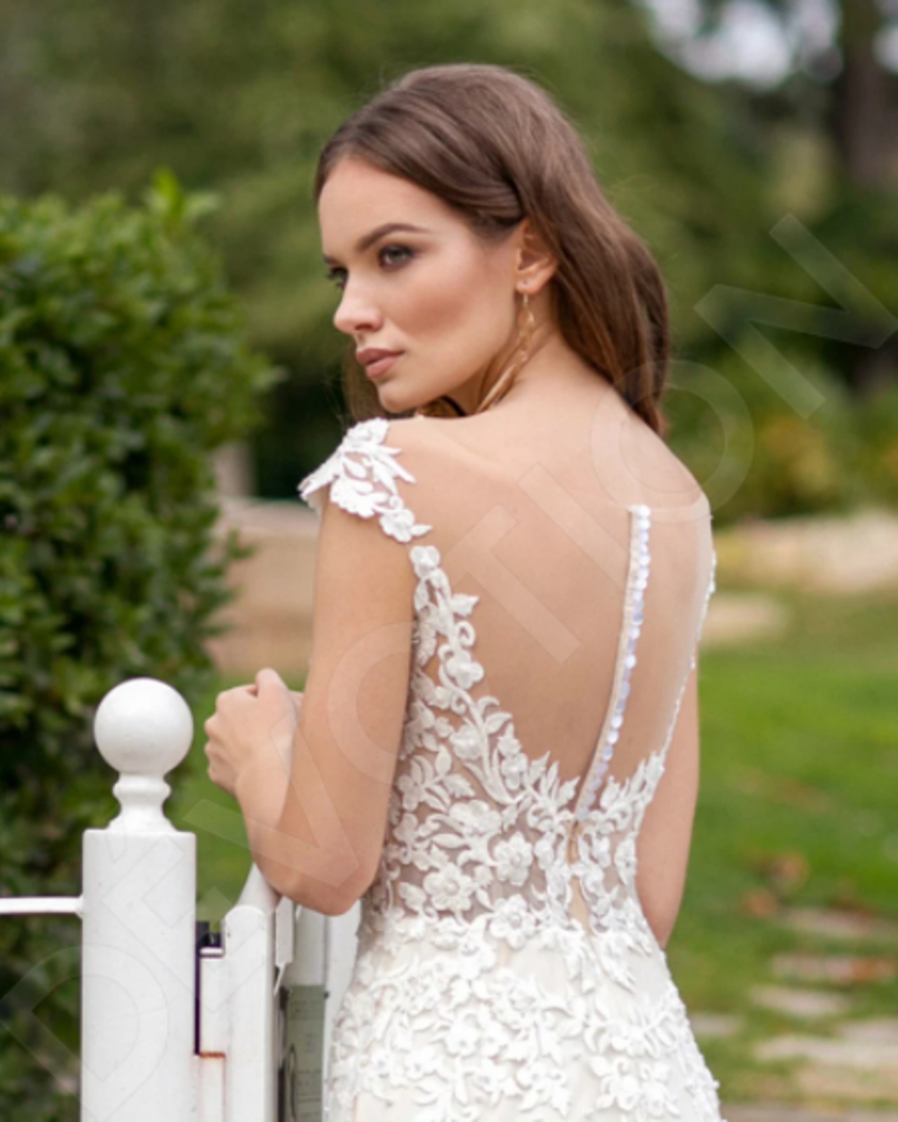 贅沢な小花総レース ウエディングドレス ソフトチュール 総レース  