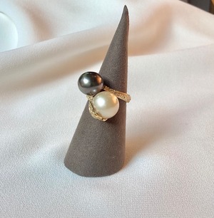 TWO TONE PEARL MENEHUNE RING