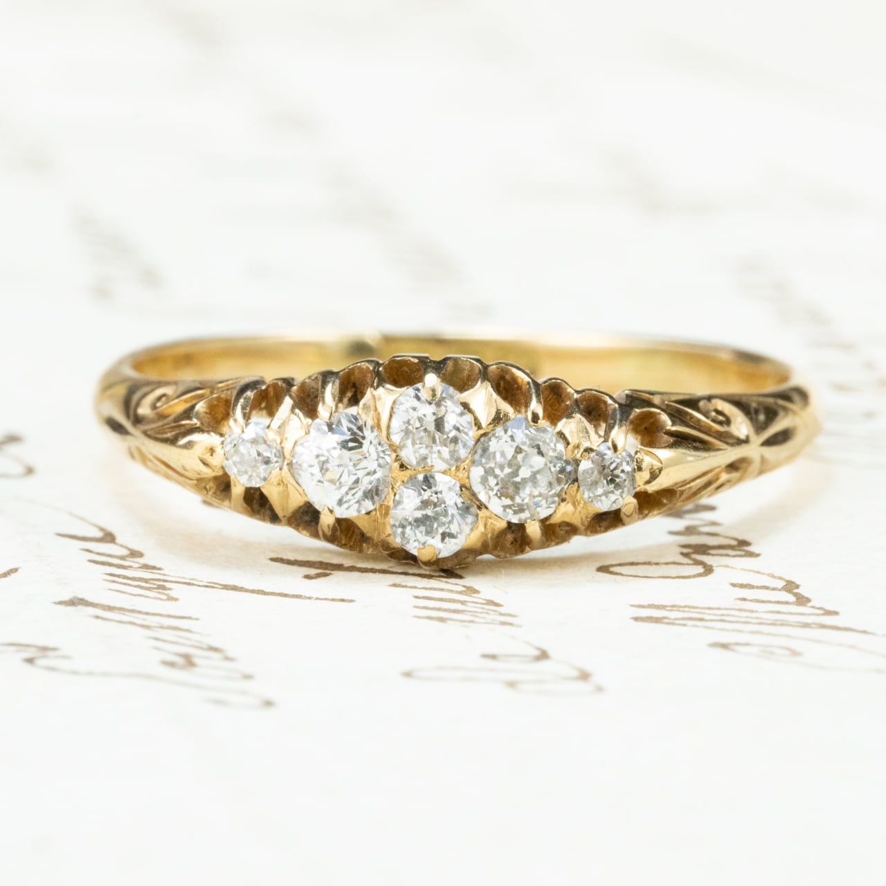 イギリス アンティークジュエリー K18 ロンドン1890年 オールドカット 5石 リング ベルチャーセッティング 手彫り装飾 フローラルデザイン オールドヨーロピアンカットダイヤモンド DR00636 Daisy Ring
