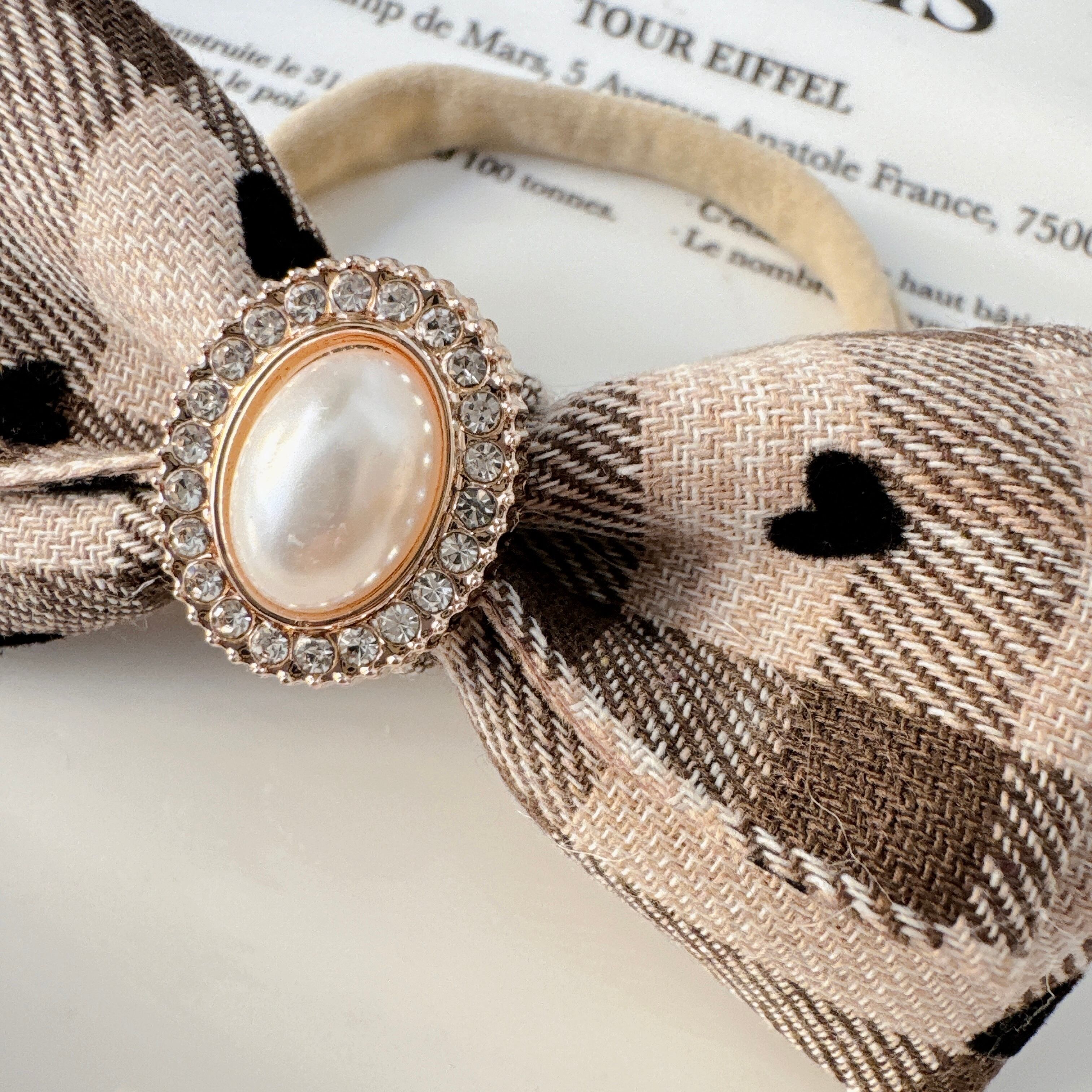 ベージュチェックパールビジュリボンヘアバンド(後ろ支え付き)