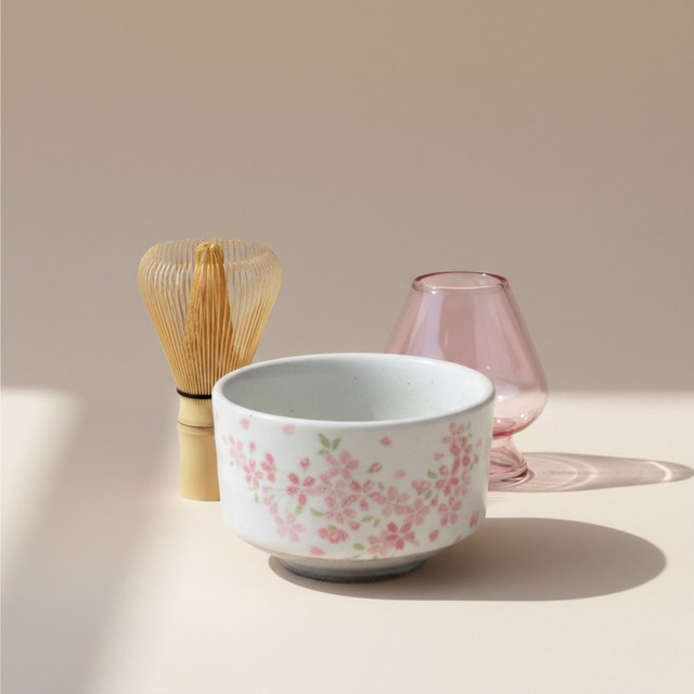 WACHA 桜 抹茶スターターセット（美濃焼）｜桜しずく 赤 抹茶碗＋80本立て茶筅＋ピンクガラスくせ直し＋さくら柄風呂敷｜春の抹茶ギフト