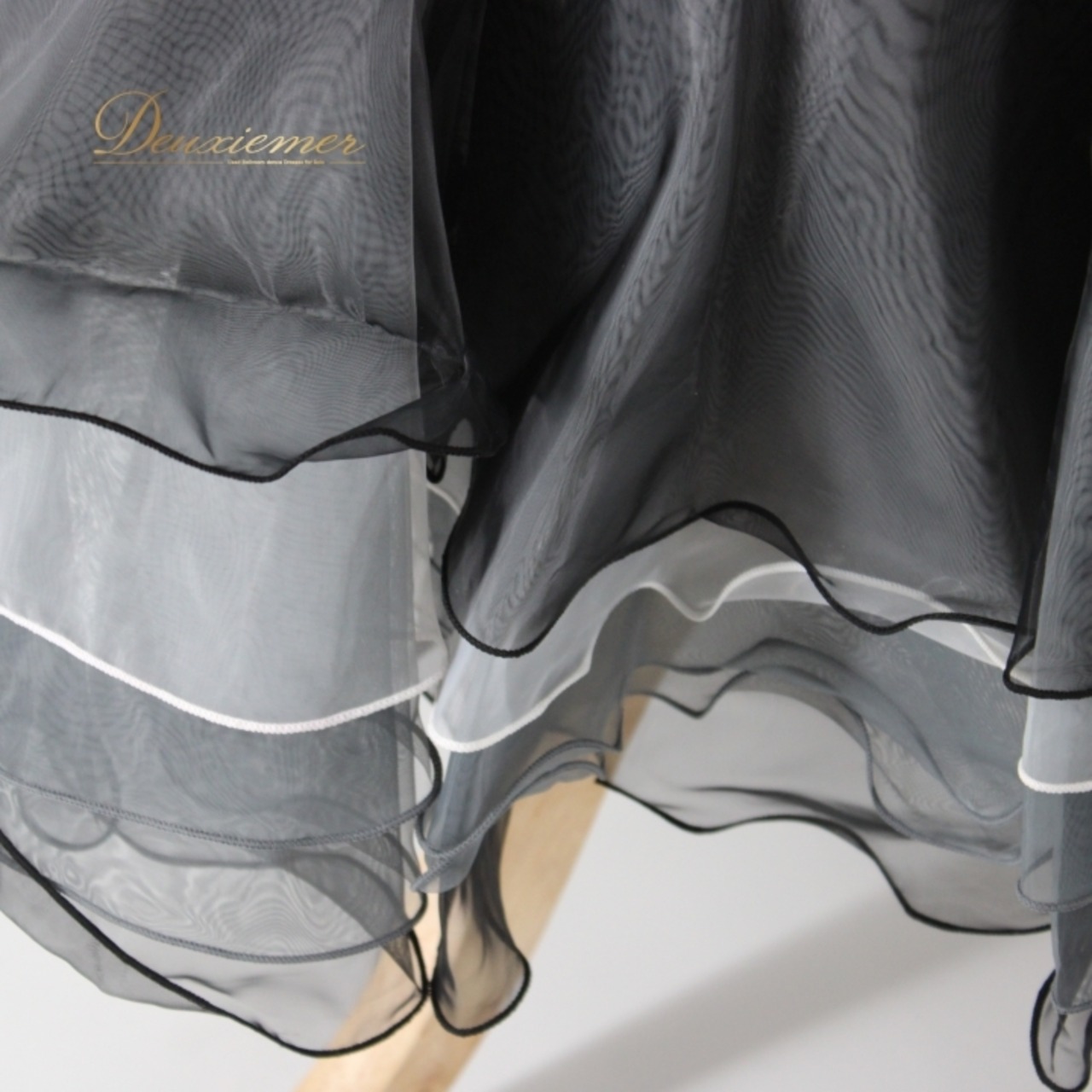 社交ダンス 衣装 スタンダード スカート パニエ ペチコート オールシーズン A vivare アビバーレ ブラック系 ホワイト系 グレイ系 黒 白 おしゃれ ステージ衣装 フェミニン シルエット 薄手 通気性 パーティー フォーマル ゆったり 伸縮性 大人女性 発表会 ダンスイベント スカートコーデ コスチューム お揃い シンプル デザイン ブラックホワイト グレー スタイリッシュ