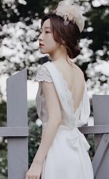 上品！ ウエディングドレス オフホワイト ミニトレーン/短トレーン 深V  