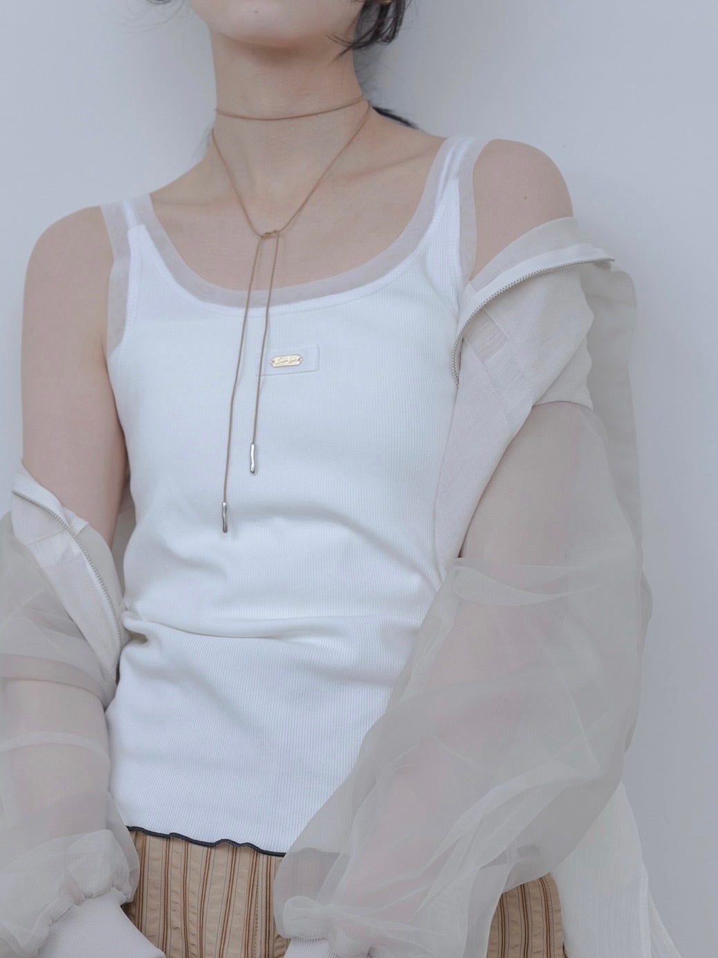【◡̈♡y】エイミーロウ シャーリングスリーブシアーパーカー 黄 Eimee Law（エイミーロウ）の「シャーリングスリーブ フーディーシアー