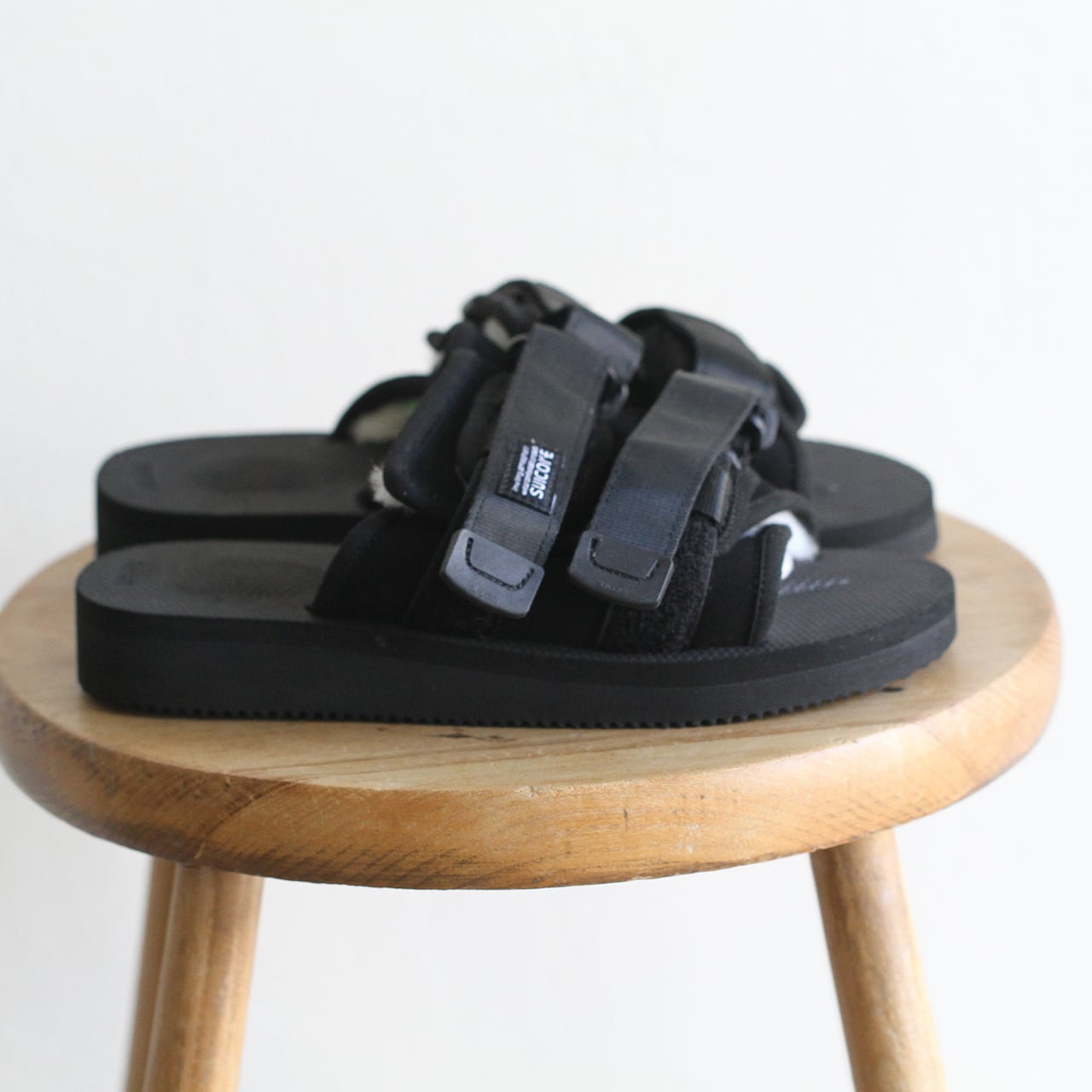 ブラック定価定価2.2万 新品 SUICOKE MOTO-Mab 7 ユニセックス ブラック